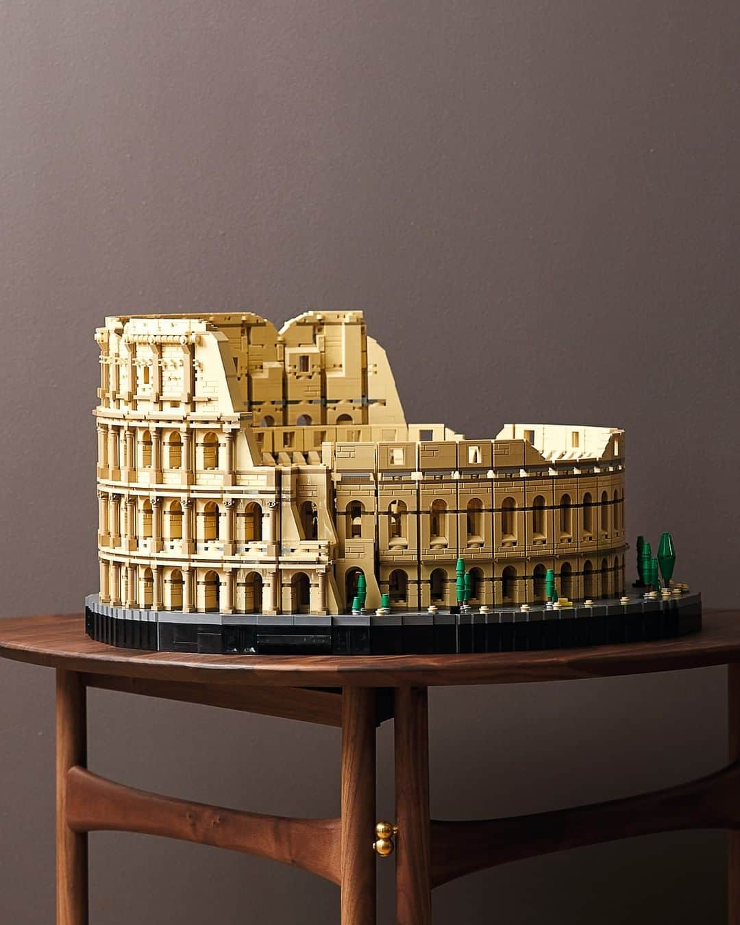 LEGOさんのインスタグラム写真 - (LEGOInstagram)「Accurate Replica of the Roman Colosseum ✅  Largest ever LEGO set ✅  Available to buy right now ✅   #Colosseum #LEGOColosseum #Rome」11月27日 23時00分 - lego