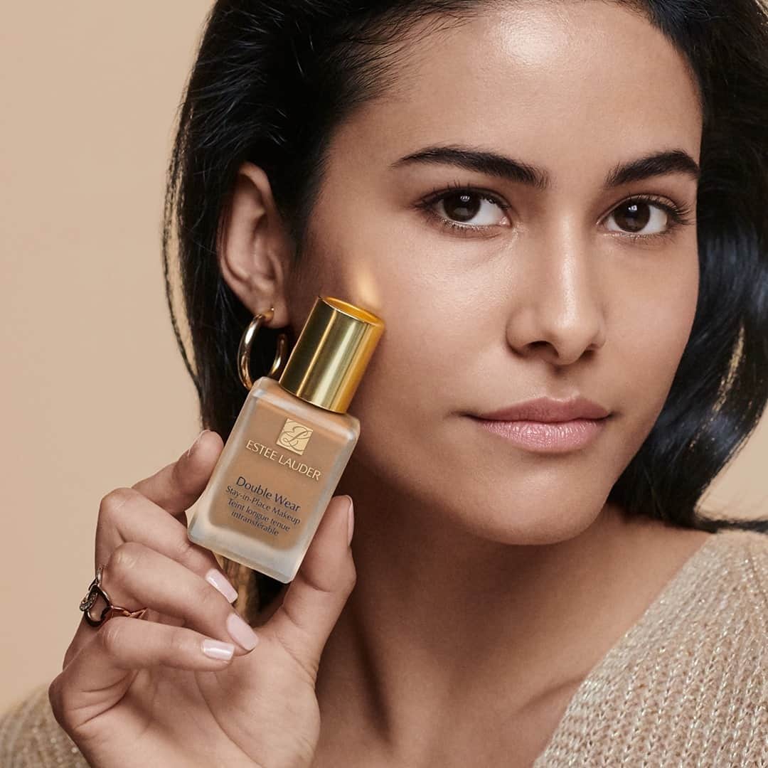 のインスタグラム：「Your shade of flawless ✨ Have you tried #DoubleWear Stay-in-Place #Foundation? It's long-wear, mask-friendly (transfer-, sweat- & humidity-resistant!) and stays color-true 😍 PLUS: it's oil-free and non-acnegenic, so you can wear with confidence! 😘 #WearConfidence」