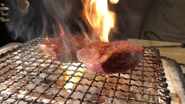 乾雅人のインスタグラム：「焼肉 にくる@笹塚 過日、ドラマチームの貸切で初訪問。二階の個室で◯◯スペシャルという特別なコースを。 食べログの評価は低いけど、こんなお店が隠れてるんだなぁ。 ハラミ塊を炭火で焼いて、ポルチーニ茸ムースと合わせて食べる「ユッケ」はヤバイ。 松茸すき焼きも抜群。 素晴らしい肉質のオンパレード、しかもお値段控えめ。 これは素晴らしいわ。 ご紹介、ありがとうございました！」