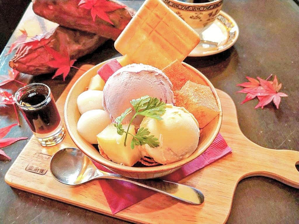 おいもカフェ金糸雀のインスタグラム：「. 秋の古都で味わうおいもスイーツ『おいも鎌倉パフェ』(税込850円)。 まさにおいもな紫芋アイスや、きなこわらび餅、芋ようかんを、さつまいもアイスと楽しめる、かわいい和パフェです♪ . #おいもカフェ金糸雀 #おいもカフェ #鎌倉 #小町通り#湘南 #神奈川#カフェ #鎌倉カフェ #湘南カフェ #神奈川カフェ #鎌倉スイーツ #鎌倉グルメ #鎌倉デート #パフェ #スイーツ #アイス #白玉 #わらび餅 #おいも #さつまいも #芋 #やきいも #焼き芋 #おいもパフェ #おいもスイーツ #おいもアイス #おいも好き #かわいい #紅葉 #もみじ . 《おいもカフェ金糸雀》 営業時間：10:00-18:00(L.O.17:30) 定休日：水曜日 248-0006 神奈川県鎌倉市小町2-10-10 小町TIビル1F TEL：0467-22-4908」