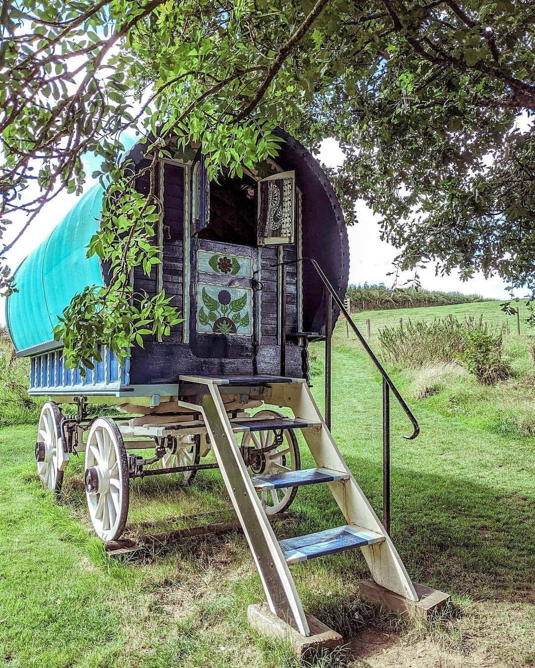 BEAUTIFUL HOTELSさんのインスタグラム写真 - (BEAUTIFUL HOTELSInstagram)「Ready to go off-the-grid in a grand wagon? At the Fisherton Farm, you'll find a trio of restored gypsy caravans and a converted farm trailer. 🚜  Stroll around with award-winning Simmental cattle and the rare Zwartbles sheep. We swear you'll love their company! 🐑 The farm also has fresh, organic vegetables to give you a clean & healthy stay. 🥕  Who else loves going off-the-grid?  📸 @rosannafalconer 📍 @fisherton_farm_vintage_vardos_, Umberleigh, United Kingdom」11月27日 23時05分 - beautifulhotels