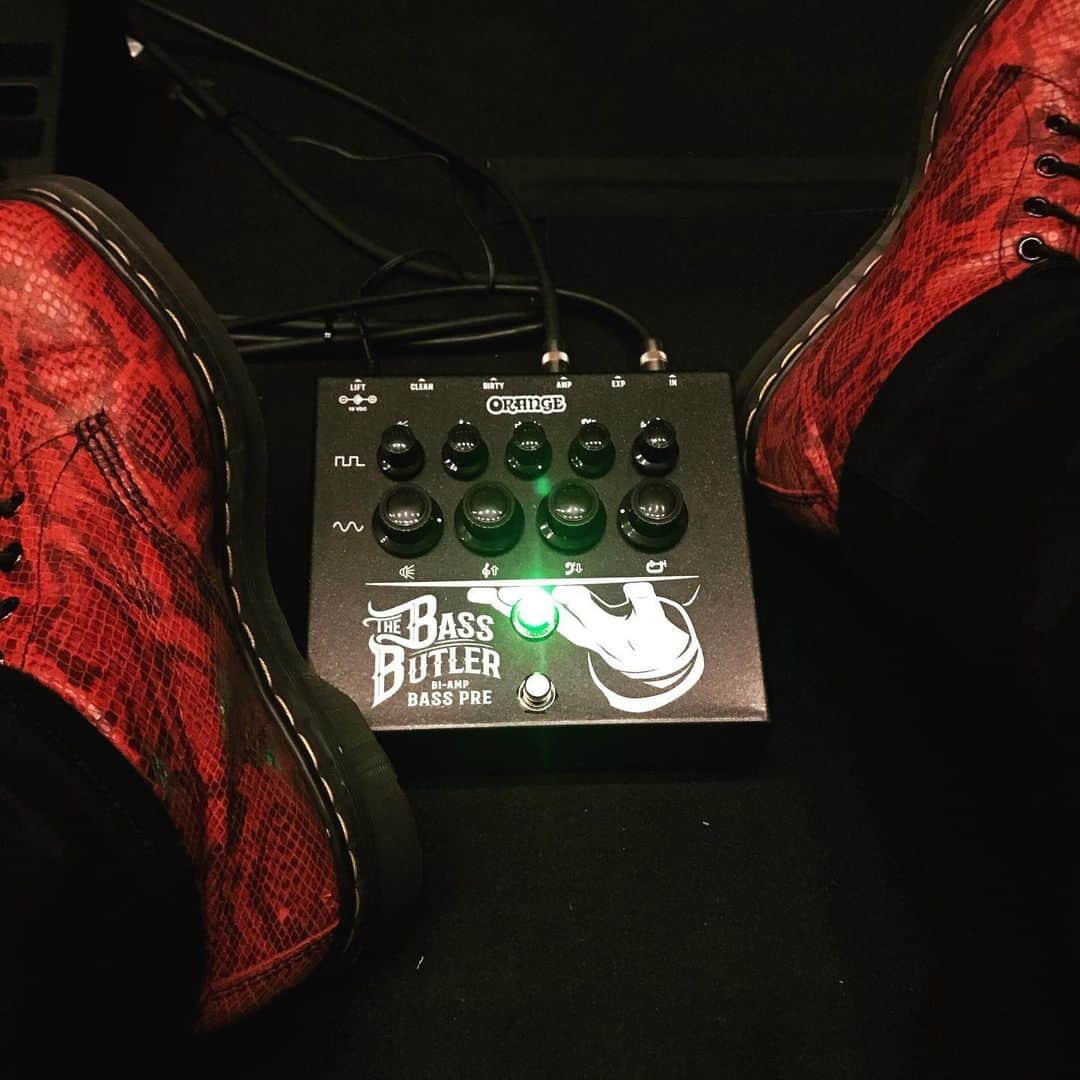 Ju-kenのインスタグラム：「Orangeからリリースした#BassButler  渋公で使ってみたよ  いいよ、上が歪んでても、下はそのまま出せるからペラペラになんない🔥 SlipknotのVmanも使ってるらしいよ、間違い無いよね🍺  #orange #bassbutler #slipknot #pedal #Vman」