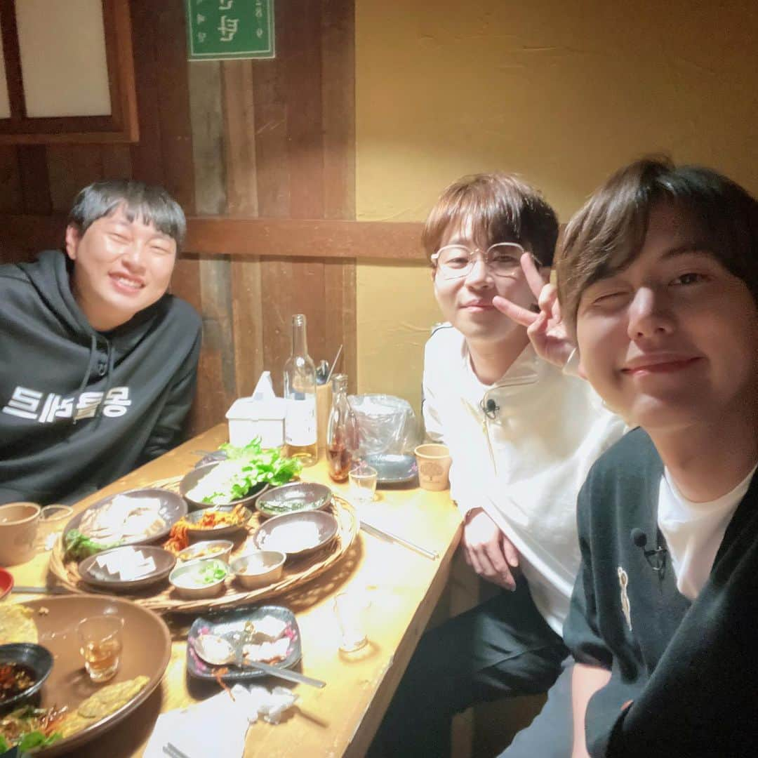 DINDINさんのインスタグラム写真 - (DINDINInstagram)「항상 즐거운 사이 💕 #언제까지어깨춤을추게할거야 #조정뱅이 #이진호랑이 #단단 #채널십오야 @15ya.baby」11月27日 23時07分 - dindinem