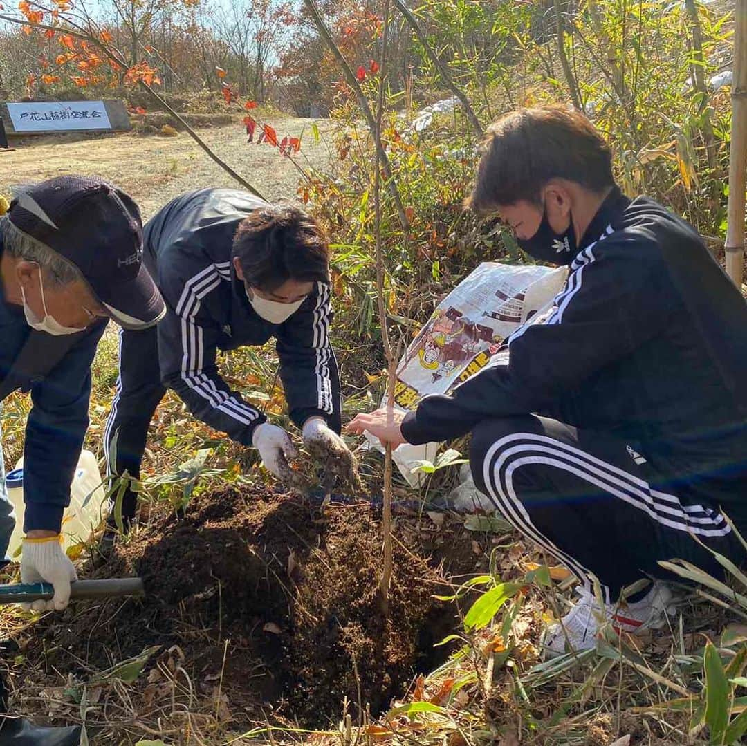 orgabitsのインスタグラム：「前回の投稿に引き続き、山元町での植樹の様子をお届けします！😊  ベガチアのお二人だけではなく、実はベガルタ仙台スタッフの方にもご参加いただきました！ その中には元選手の平瀬さんと菅井さんも！⚽️  地元の方と協力して、今後通る道路の両脇に20本の桜を植えました。 桜の木とともに、石版も設置。 これらはさくら並木ネットワークさんの活動に共感し、 寄付をしてくださった各ブランド様のものです！🌸  こうしたブランドの皆様のご理解とご協力があって、 オーガビッツチームもこうした植樹ができているんだなぁと改めて実感できました！🙌  山元町の戸花山は山菜も採れるので、 ぜひ皆さんも遊びに来てみてくださいね！✨  @sakuranamiki.network  @vegaltasendai  @vegalta_cheerleaders  #平瀬智行 #菅井直樹 #さくら並木ネットワーク #植樹 #山元町 #戸花山 #ベガルタ仙台 #ベガチア #オーガビッツ #orgabits #organic #オーガニック #cotton #コットン #organiccotton #オーガニックコットン #綿 #綿花 #人にやさしい #地球にやさしい #やさしいくらし #ていねいな暮らし #ちょっとくらいがちょうどいい #地球のためにちょっと良いこと #サステナブルファッション」