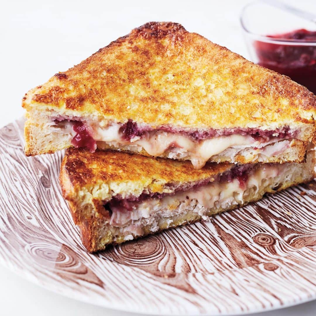 マーサ・スチュワートさんのインスタグラム写真 - (マーサ・スチュワートInstagram)「Switch out the usual ham for leftover turkey in this French toast-grilled cheese hybrid. And we added cranberry sauce for just the right amount of sweetness. Get the recipe for this turkey Monte Cristo (and more leftover sandwich ideas) at the link in bio! 📷: @bryangardnerphotography」11月27日 23時10分 - marthastewart