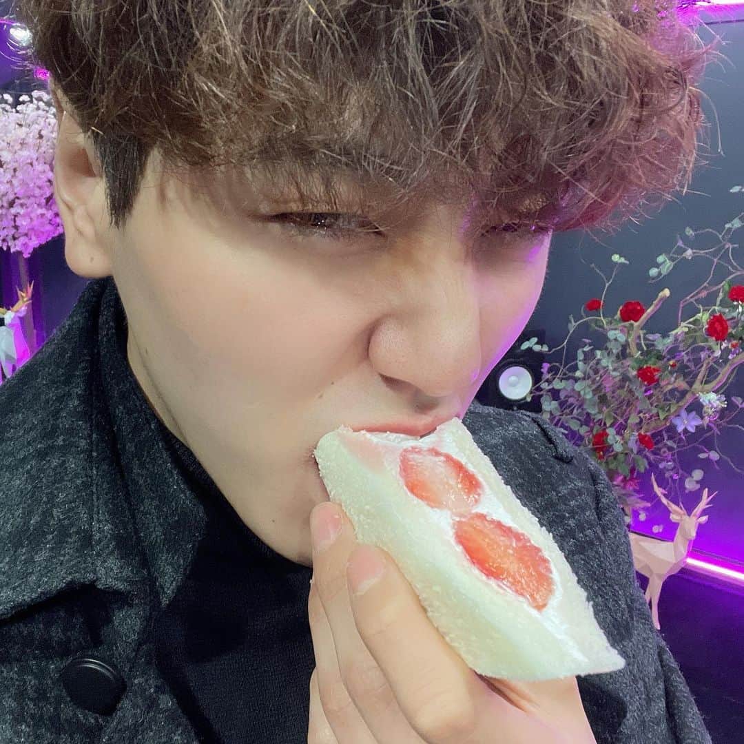 シンバのインスタグラム：「쒠드위취」