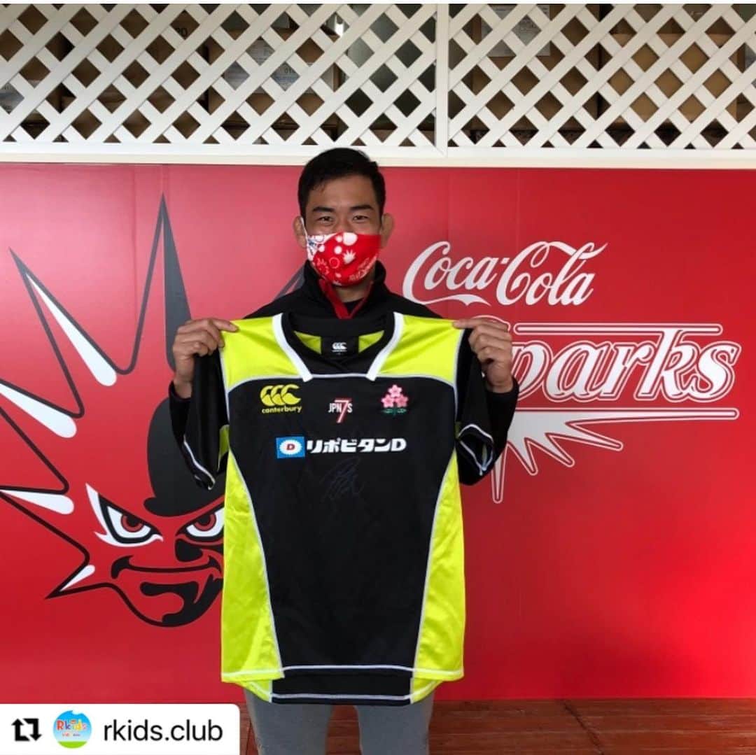 桑水流 裕策のインスタグラム：「#Repost @rkids.club with @make_repost ・・・ 『ヒーローズカップ🏆❤︎チャリティーオークション』始まるよ〜 ☺︎ コカ・コーラレッドスパークス のウィリアムトゥポウ選手に続き、こんな選手も @y_kuwazuru ❣️ヒーローズカップチャリティーオークションへの出品協力をして下さいます。ヒーローズカップ決勝大会への出場チームの新型コロナウイルス感染予防対策のために高騰した遠征費を、支援するためのネットオークションへの出品協力をしていただく選手とOBの皆様に心から感謝申し上げます‼️🎶 ☺︎ #ラグビーキッズよ大志を抱け #ラグビーキッズがよりよい世界を作る #リポビタンD #大正製薬 #NPOヒーローズ #ラグビースクール #小学生 #ラグビー #カンタベリージャパン」