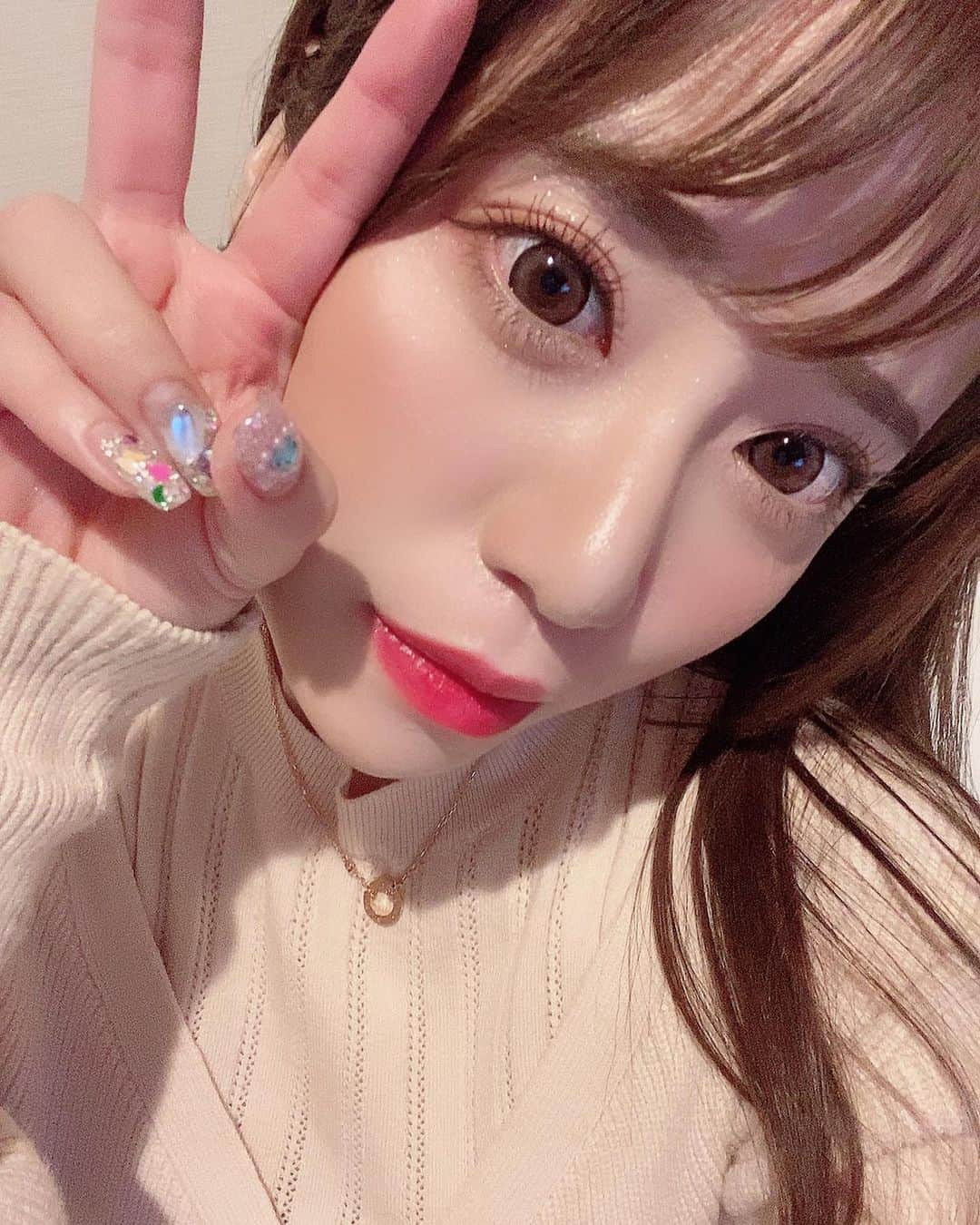 のインスタグラム：「明日撮影会で会いに来てくれる方、、楽しみにしてるね😚💋💋 . . 皆さん今日も一日お疲れ様っ♡♡ . . ゆっくり休んでね！おやすみ😘 . こないだフェイシャルしてからめちゃくちゃ肌の調子がいい😭💜💜 . みんなに会うから可愛くしよ！って思ってよかった❤️☺️ . . #自撮り女子 #セルカ　#お肌の調子がいい」