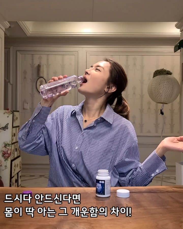 ユ・ハナのインスタグラム：「칼슘부족으로 고생하는 경우가 정말 말도못하게 심각하더라구요. 뼈가 무너지는 순간 되돌릴 수 없다고합니다ㅠ.일찍부터 관리관리 관리가 답!  👇 하루에 섭취해야하는 칼슘양이 얼마나 될까요?  영상처럼 멸치는 150g~200g. 우유는 1리터. 👉우린 이렇게 먹고있나요? 😥 . Q. 칼슘을 꼭 섭취해야 하는 이유는? ✔️성인의 정상적인 혈액응고를 도와  건강한 신장기능 개선, 당뇨 및 대장암, 갑상선암을 예방을 할수 있고요,  특히 성인남녀가 폐경기를 앞두고  뼈가 분해되기 쉽지만  칼슘섭취가 잘 된 경우  뼈는 강화되고 파골세포를 막아  골다공증 예방을 해주어요! ✔️영유아,어린이,청소년 경우  건강한 치아형성과  조밀조밀한 뼈구조와 뼈건강으로  건강한 신진대사 작용과 함께  성장판 건강을 도와줍니다! ✔임산부, 수유부에겐 활성산소제거로 아기에게 건강한 모유를!  . 수다캘럭시 는, 산화작용이 없고 천연수소칼슘이어서  위 속쓰림이 없구요❌ㅡ빈속👌 위약한분도👌 칼슘과 함께 섭취하면 좋은 ✔마그네슘까지 함유 되있어요! . 이왕이면 👉 수소와 마그네슘이 함유 된  해양수산부장관상 수상의 GMP 우수건강기능식품  천연 수소칼슘을 추석선물로 온 가족 건강을 챙겨주세요😊  #수소칼슘 섭취후 한 2분간 트림이 몇번 나오는경우가있어요. 트림냄새가  약간 유황? 달걀비린내냄새인데 수소섭취시, 가장 먼저 반응하는 곳이 '위'거든요.  위에서 수소가 발생하면서 위가 팽창되어 생기는 현상으로, 수소가 잘 발생되고있는거니 놀라지마세요. 금방 트림은 없어진답니다^^   #수다캘럭시 1. 매일 5명씩 총15명 알약보틀 증정! 2. 최다구매자 3명 루즈 디올 증정!(컬러랜덤)  💪오피셜계정 @fromhana111 💪제품문의 kakao talk ID '프롬하나cs' 💪구매는 상단프로필란의 파란색 링크주소인 프롬하나닷컴 클릭 ✔」