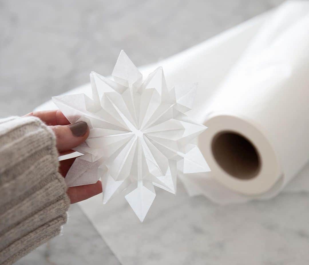 のインスタグラム：「Christmas Origami Stars / Julstjärnor av bakplåtspapper 🤍En grej som är väldigt fin att göra och som kan anpassas i svårighetsgrad beroende på hur fingerflink man känner sig är fönsterstjärnor av bakplåtspapper. De här har vi gjort på Spinneriet, som dekoration till de gamla industrifönsterna i min studio (som inte går att putsa…).   Så vackra i motljuset, speciellt när eftermiddagssolen lyser genom det halvtransparenta papperet. Svep för bilder från min eftermiddag 👉🏻 Länk till instruktionsfilm hittar du på bloggen Trendenser.se」