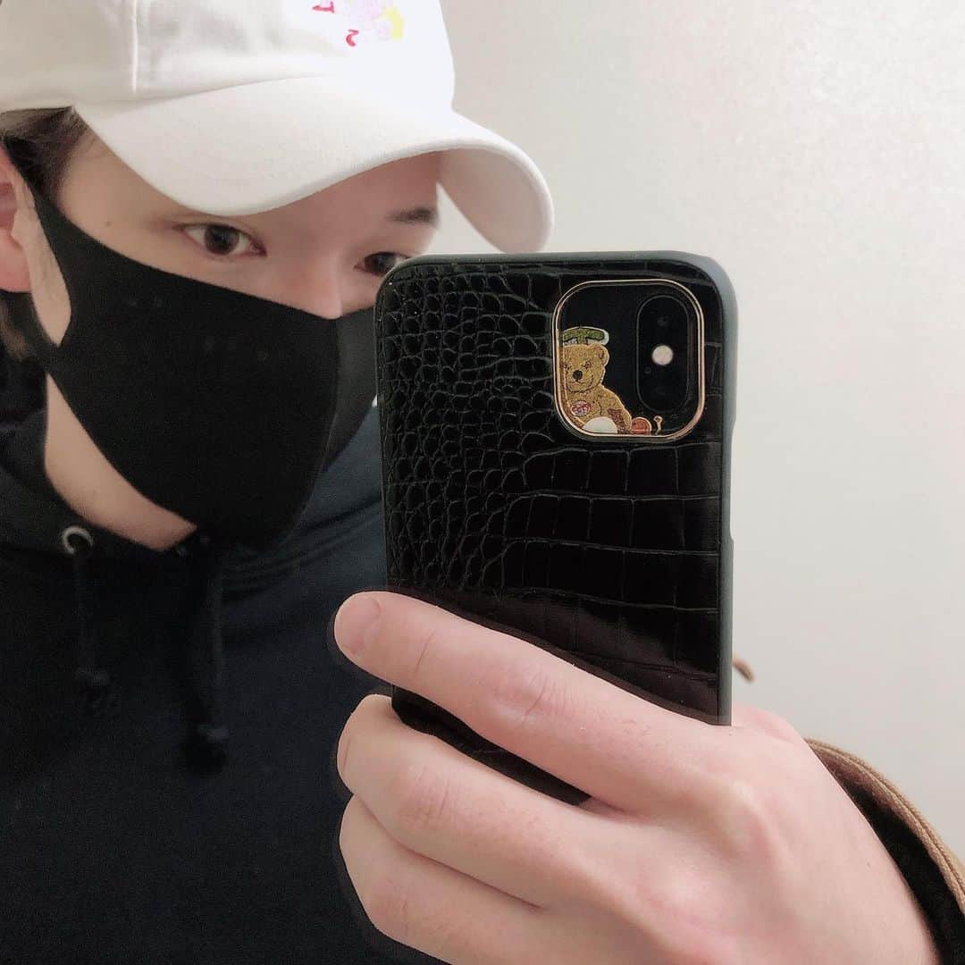 NAOPISのインスタグラム：「iPhoneケースはいくつもってても最高という私のモットーですが今回はとっても素敵な　@idealofsweden  のiPhoneケース、そして置き型充電器を新調させていただきました🥺📱  iDeal Of Swedenはほとんどのアイテムがマグネット式になってるからファッションみたいに自由自在カスタマイズを楽しめるブランドさんです🤲✨  注目所はそこだけではなくてサステナブルなブランドという事🌎  動物愛護・フェアトレード・寄付・梱包資材100%リサイクル・有害プラスチックの不使用に意識をおいてらっしゃって買い手の自分にも周りにも優しくなれるの。  サステナブルな取り組みを少しでも意識する事によって自分も優しくなれるし地球にも優しくなれるよね😌  ちなみにいまブラックフライデーセールをやっててセール期間は11月23日〜11月30日 この期間はサイト上の商品が50％OFFの世界最大のセール期間🈹🥺  さらに、わしの記載してるコードを使用すると更に5%OFF…  半額超えるので気になる方は是非この機会に✨  コード: naopisgram5  では今日もいい夜を🌉  In paid collaboration with  #idealofsweden @idealofsweden」