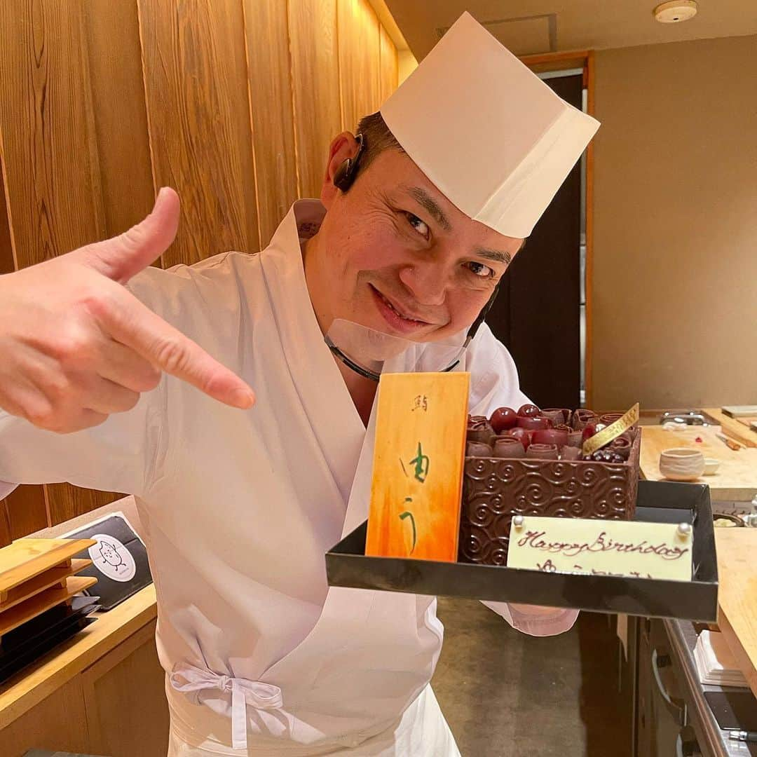 ゆっこママさんのインスタグラム写真 - (ゆっこママInstagram)「ケーキご用意くださいました。 ありがとうございます❤️  #由う  #プリン体 #鮨 #六本木 #ミシュラン #お調子者 #その中に見える 厳しさ #プロフェッショナル #きっとエロ親父 #蔵六雄山 #仲良し #一枚岩」11月27日 23時33分 - yukkomama_official