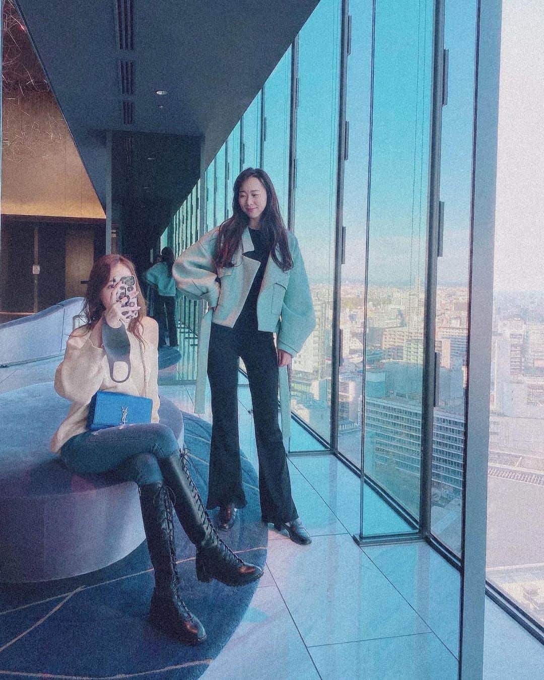 加藤遥香のインスタグラム：「. 🥰🥰🥰🏙✨ . ちあきちゃんってね、 本当にスタイルが素晴らしいの😳💯 .  #셀카#셀스타그램#얼스타그램#팔로우#데일리 #일상#데일리룩#옷스타그램 #나#instatraveling#instagood#dailylook#ootd #lunch#ランチ#景色#ブーツ#ニット」