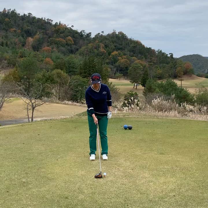 のインスタグラム：「久しぶりの⛳️父上様⛳️コーチ登場！笑笑  現役の頃と変わらない熱血ぶり😂  昔なら『うるさい！わかっとるけん！黙って！！』とか言ってたけど今なら素直に聞ける😂  成長したのか？笑笑  でもスイングは流石に最近ゴルフを教えるばっかりで練習してないので全然ダメ🙅‍♀️笑  父からも  『もっと球打て！』と言われました🤣  そんな時間あったら教え子に時間割くわ！  でももう少し自分のゴルフの感覚も養わないと、私の強みであるやって見せるが出来なくなるから頑張ろうと誓った2020.11.26。😘」