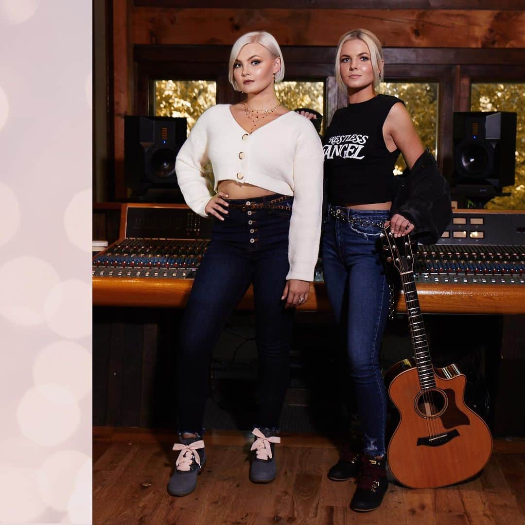 Kedsのインスタグラム：「Boots that strike a chord. The combo of chicness, comfort, and protection make for the perfect harmony—something the singer-songwriter sisters of Nashville band @tigirlily (and featured women in this season’s Progress Issue of The Keds Hand-book for Women) are well versed in. Tap to shop these cyber week exclusives before time runs out.」