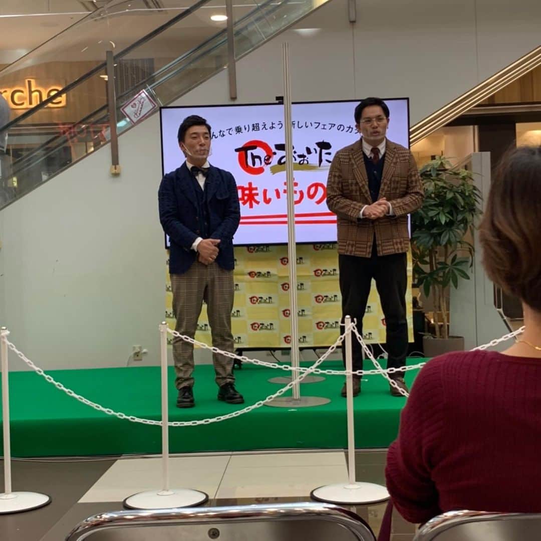 篠栗たかしのインスタグラム：「先日、営業で地元の福岡へ。﻿ ﻿ 篠栗町のお隣、粕屋町にある﻿ ﻿ イオンモール福岡で﻿ ﻿ 別府ちゃんの故郷である﻿ ﻿ 大分の良さをアピールするという﻿ ﻿ お仕事でした。﻿ ﻿ ﻿ 初めて親父と兄貴の前で﻿ ネタをやりました。﻿ ﻿ なんか、変な感じでした。﻿ ﻿ 次の日も仕事があったので﻿ 日帰りだったのは残念でしたが、﻿ 久しぶりに家族揃ってご飯を食べられて﻿ 最高の1日でした。﻿ ﻿ 生まれてすぐ会って以来の姪っ子には、﻿ まったく懐いてもらえず、﻿ 無理矢理抱っこしようとしたら、﻿ ギャン泣きされました。﻿ ﻿ ﻿ #エイトブリッジ ﻿ #篠栗たかし ﻿ #別府ちゃん ﻿ #イオンモール福岡 ﻿ #Theおおいた美味いものフェア ﻿ #仕事で帰省 ﻿ #2年ぶりの福岡 ﻿ #楽しかった ﻿ #友達もいっぱい来てくれた ﻿ #もつ鍋美味かった ﻿ #姪っ子に泣かれさえしなければ ﻿ #最高だった ﻿ #仲良くなりたいだけだったのに」