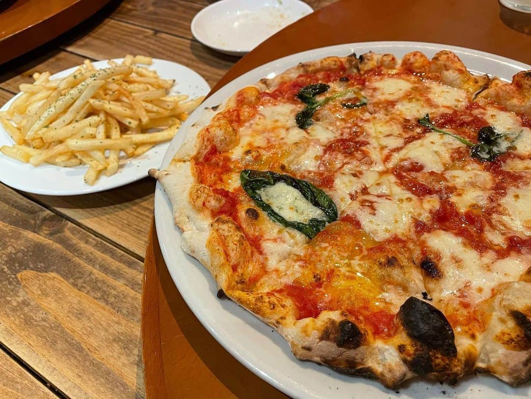 ききまるさんのインスタグラム写真 - (ききまるInstagram)「ピザ女子会🍕💗 . 目黒にある　@savoymeguro で 大好きなPIZZA食べまくったあああ😻😻 . 石窯で焼いたPIZZA🍕最高∩^ω^∩⭐️ 薄めで耳がモチモチの本格ピザ！！ . おいしかったぁあー♪また絶対行く . . . 【PIZZAジャルディーノ SAVOY 目黒店】 📞050-5571-9872 📍東京都目黒区下目黒2-2-16 第6千陽ビル101 . . #目黒グルメ #目黒ランチ #目黒ディナー #女子会　#女子会ディナー #女子会💓 #ピザパーティー #ピザ窯 #窯焼きピザ #石窯ピザ #ピザパ　#ききグルメ #グルメスタグラム #東京グルメ #東京ディナー #ぐるめすたぐらむ #グルメ女子 #グルメ巡り #グルメ旅」11月27日 23時43分 - kikigram_97