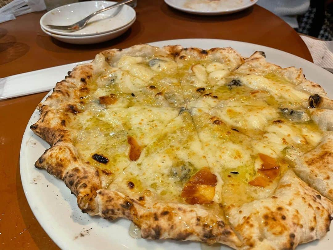 ききまるさんのインスタグラム写真 - (ききまるInstagram)「ピザ女子会🍕💗 . 目黒にある　@savoymeguro で 大好きなPIZZA食べまくったあああ😻😻 . 石窯で焼いたPIZZA🍕最高∩^ω^∩⭐️ 薄めで耳がモチモチの本格ピザ！！ . おいしかったぁあー♪また絶対行く . . . 【PIZZAジャルディーノ SAVOY 目黒店】 📞050-5571-9872 📍東京都目黒区下目黒2-2-16 第6千陽ビル101 . . #目黒グルメ #目黒ランチ #目黒ディナー #女子会　#女子会ディナー #女子会💓 #ピザパーティー #ピザ窯 #窯焼きピザ #石窯ピザ #ピザパ　#ききグルメ #グルメスタグラム #東京グルメ #東京ディナー #ぐるめすたぐらむ #グルメ女子 #グルメ巡り #グルメ旅」11月27日 23時43分 - kikigram_97