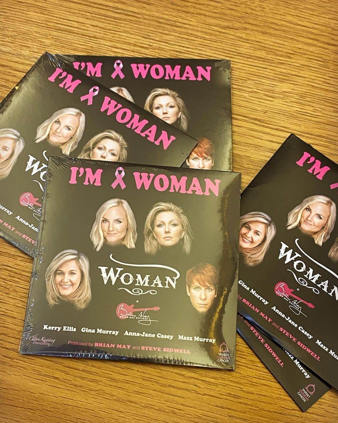 ブライアン・メイさんのインスタグラム写真 - (ブライアン・メイInstagram)「And then ... look what arrived today !! Lovely real physical WOMAN CD’s that you can touch !!! These will be signed by all 5 of us for charity auctions.  But you can get your copy from the QUEEN ON LINE shop !!! Link in my Slink.  Bri」11月27日 23時44分 - brianmayforreal