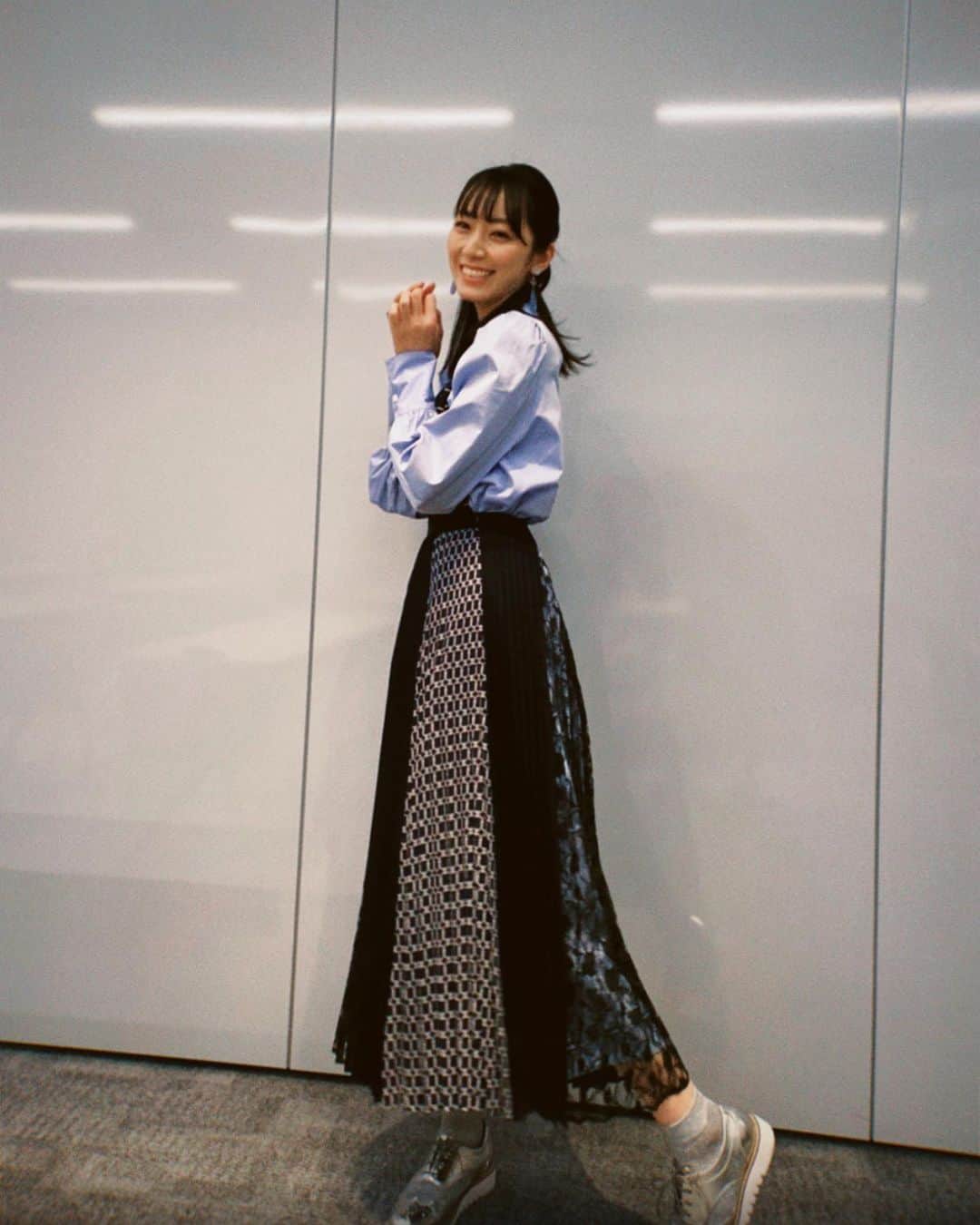 松井咲子さんのインスタグラム写真 - (松井咲子Instagram)「三井住友の配信番組ありがとうございました！ これは絶対に秘密なんですけど、お勉強系のお仕事のときは賢く見えそうな感じで(あと清楚感と透明感もお願いします)、と衣装とメイクをお願いしております。笑  今日の可愛い衣装☁️  #shirt #skirt #earring #Dsofa #ご機嫌ですね」11月27日 23時44分 - sakiko___official