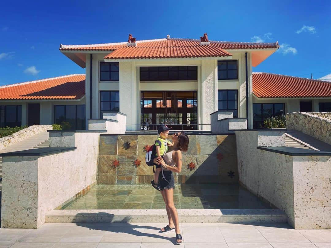 Nazukiのインスタグラム：「🌴フサキビーチリゾートホテル🌴  泊まってみたかったホテル✨ めっちゃよかった💕 DMでもみんなファミリーで行ったことある人多くてびっくり👍  リゾート感、解放感、日本離れした最高のホテルでした✨  子連れにも優しいし、ご飯も美味し👍 お風呂も最高👍  レンもお友達いるし、大好きな海だし、かなり楽しんでいて、2枚目はお昼寝眠さmax😂  4枚目動画はロビーからプールからの海🌴  プールが10月で終わってしまい、アクティビティーできなかったのが残念だったけど😭  また、行きたいホテル✌️  #ishigakiisland #okimawa #fusakibeachresort #hotel  #family #trip #vacation  #石垣島 #沖縄　#リゾートホテル」