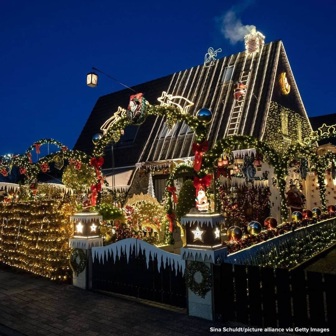 ABC Newsさんのインスタグラム写真 - (ABC NewsInstagram)「DECK THE WALLS: This family spent months decorating their house with around 60,000 Christmas lights, lighting up their neighborhood in Delmenhorst, Germany. #christmas #decorations #holiday #santa」11月27日 23時45分 - abcnews