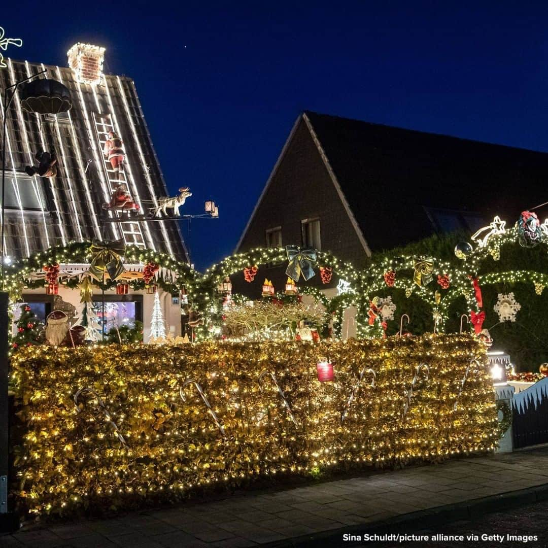 ABC Newsさんのインスタグラム写真 - (ABC NewsInstagram)「DECK THE WALLS: This family spent months decorating their house with around 60,000 Christmas lights, lighting up their neighborhood in Delmenhorst, Germany. #christmas #decorations #holiday #santa」11月27日 23時45分 - abcnews