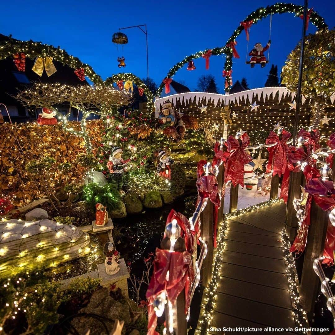 ABC Newsさんのインスタグラム写真 - (ABC NewsInstagram)「DECK THE WALLS: This family spent months decorating their house with around 60,000 Christmas lights, lighting up their neighborhood in Delmenhorst, Germany. #christmas #decorations #holiday #santa」11月27日 23時45分 - abcnews