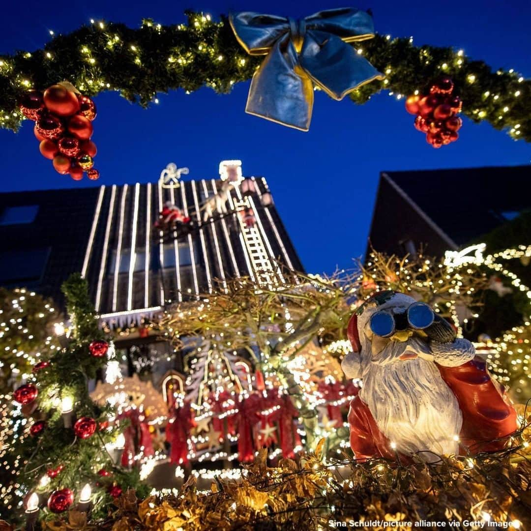 ABC Newsさんのインスタグラム写真 - (ABC NewsInstagram)「DECK THE WALLS: This family spent months decorating their house with around 60,000 Christmas lights, lighting up their neighborhood in Delmenhorst, Germany. #christmas #decorations #holiday #santa」11月27日 23時45分 - abcnews