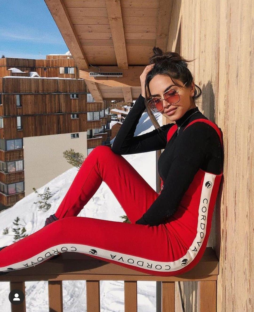 Diipa Büller-Khoslaのインスタグラム：「Ski ensemble Dii or Indian ensemble Dii? Which Dii do you prefer?   If there’s one thing you should know about me, it is how much I adore the multicultural lifestyle I’m blessed to live. Moving from home in India to start a new beginning in Europe, was well... ‘foreign’ to me of course. As time went by, I got more involved in the cultures that surrounded me and instantly fell in love. That being said, although far from home, I will always carry India with me everywhere I go. So whether it be skiing on the Alps of Switzerland or celebrating Diwali with my loved ones, I know my roots and embrace my new ones. ❤️#getagirlthatcandoboth 😜」