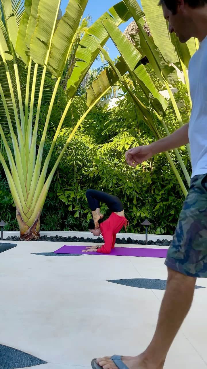 アリス+オリビアのインスタグラム：「Uncle Anders supporting the morning yoga practice 😂」