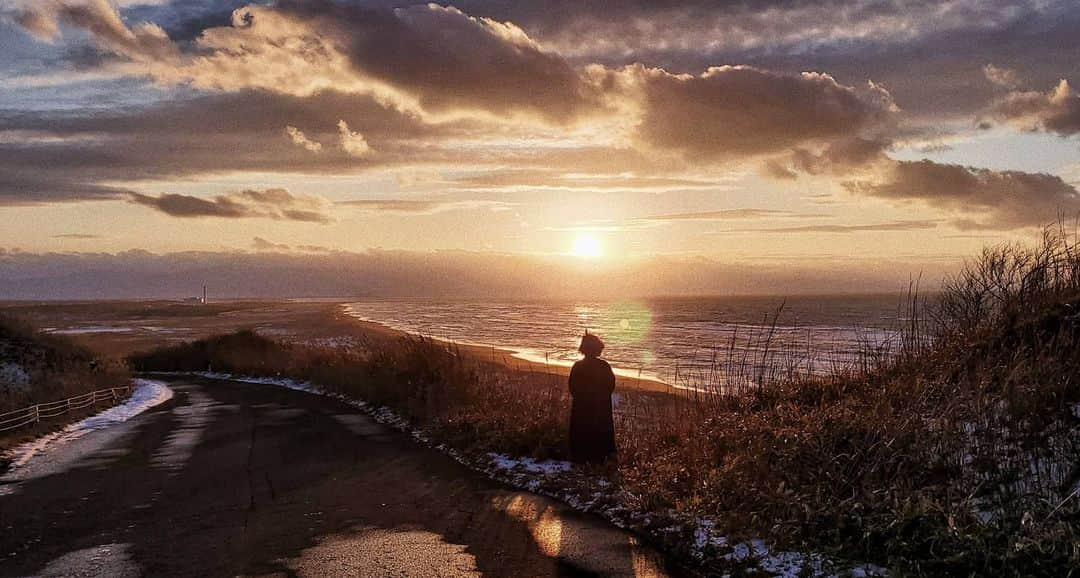 岩倉しおりさんのインスタグラム写真 - (岩倉しおりInstagram)「また一緒に夕日が見たい。 同じものをみて同じように感動してくれる。それは奇跡のように嬉しいこと。」11月27日 23時49分 - iwakurashiori