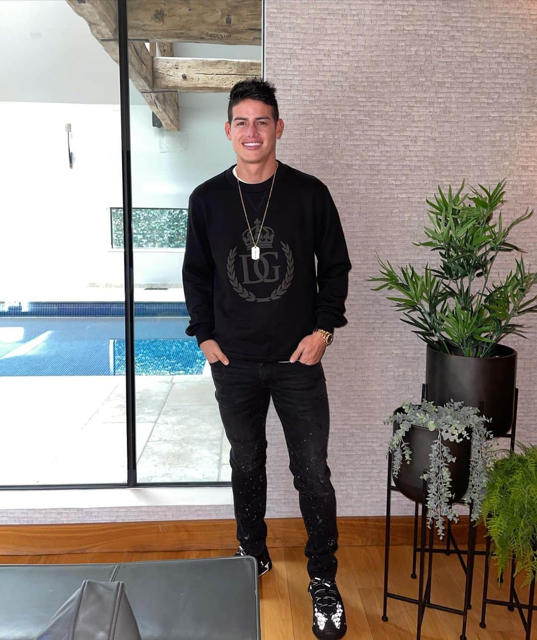 ハメス・ロドリゲスのインスタグラム：「Vive alegre. 😀 Thanks @dolcegabbana_man @dolcegabbana 👌🏼」