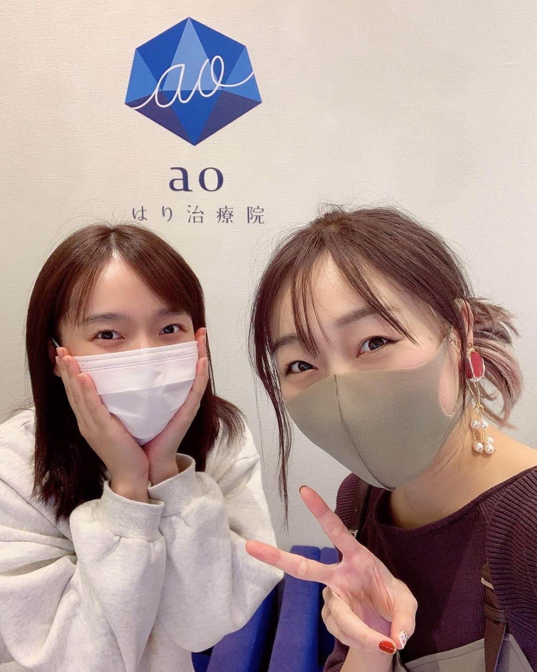 須田亜香里さんのインスタグラム写真 - (須田亜香里Instagram)「リラックスしすぎて、こんなに鍼が刺さってても動画撮って3秒後、爆睡しちゃう須田さんでした(笑) . 月に一度の鍼のケアがお気に入り。 肌の疲れや不具合をゼロに戻してくれるだけでなく、徐々に引き上がったり、透明感が出たり、良いことづくしなのです☺️ 肩こりひどいときはついでに肩も治療してもらってる！ . 2枚目は仕上げのリンパボーラー。 私は骨格の関係で右側の顔が二重顎なりやすいけど、これにかなり助けられてます🕊 ほっぺたのもたつきが気になる人におすすめ！ . 先生とのスケジュールが合うほうに行ってるよー 伏見💚@chubuchiryoin 金山💙@ao_hari_chiryoin #名古屋美容鍼 #美容鍼 . 4枚目はおまけ写真😛バッタリ .」11月27日 23時53分 - akarisuda