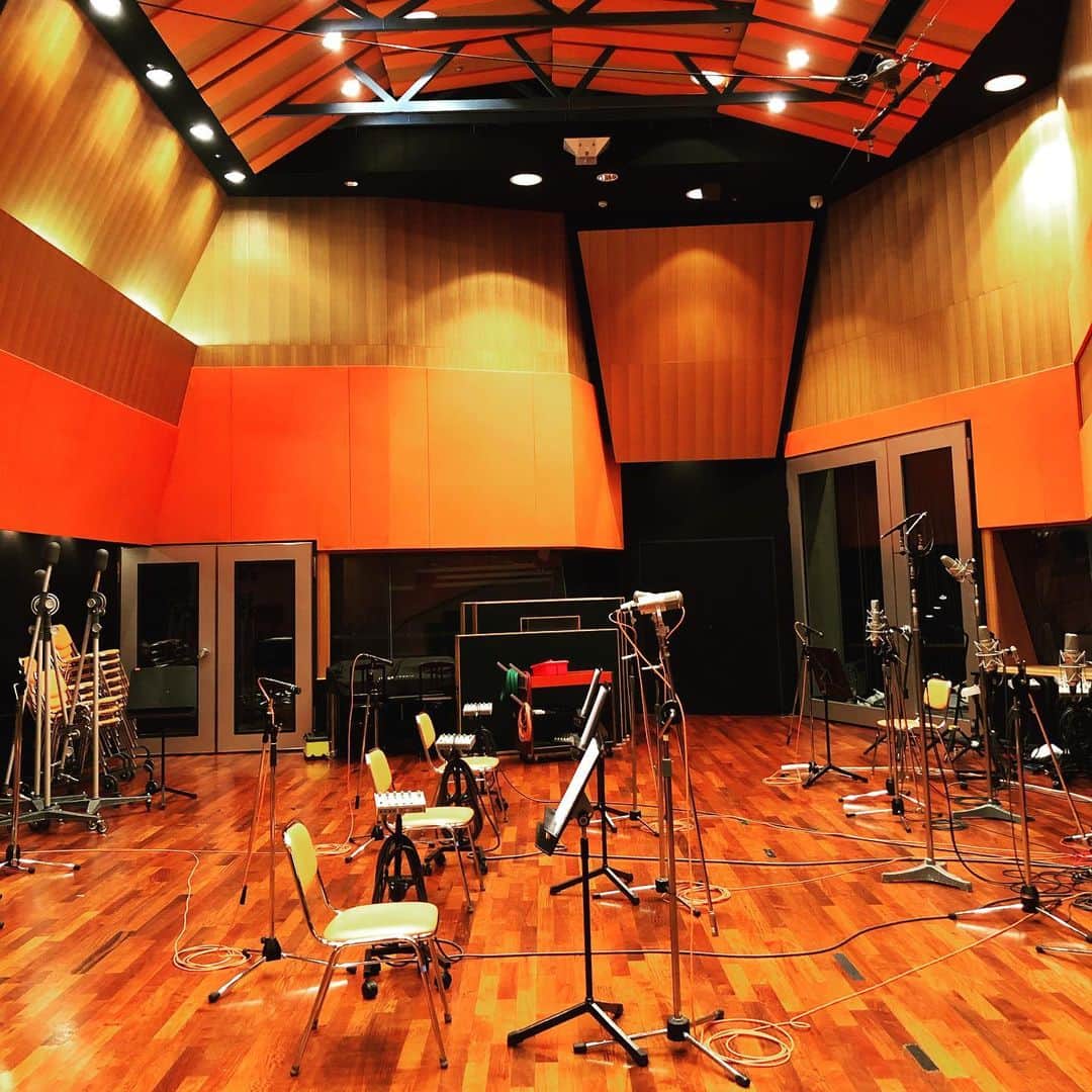 上杉洋史のインスタグラム：「Had overdubbing horns and strings today. #venue #recording #recordingstudio」