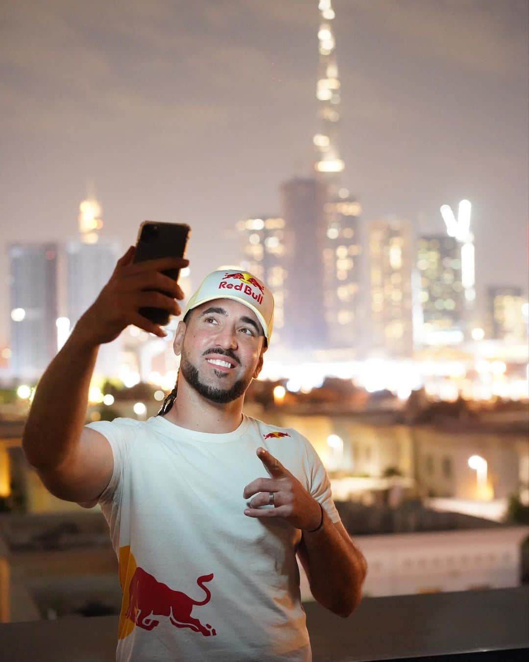 ショーン・ガルニエのインスタグラム：「Do you like selfie ? 📱🤪 Photo taken by @mehdi_amri_10 during UAE 🇦🇪 National day !  📍 @transformaltitude」