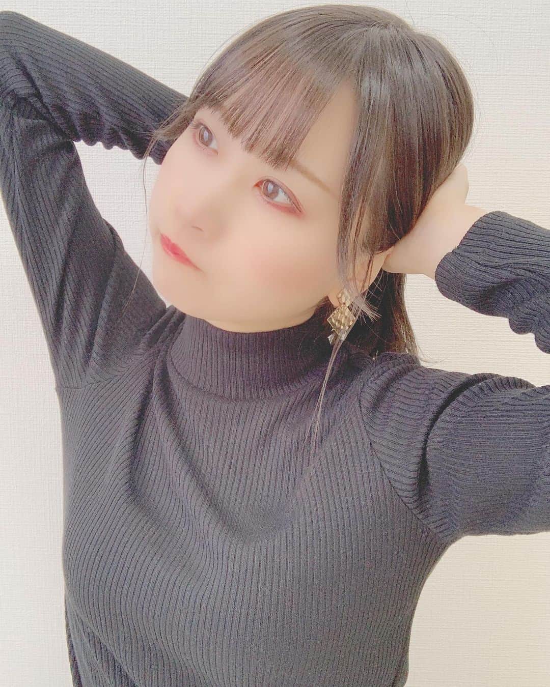 八木沙季のインスタグラム：「👱‍♀️👱‍♀️ . タートルネックって ポニーテールしたくなる🐴💓 .」