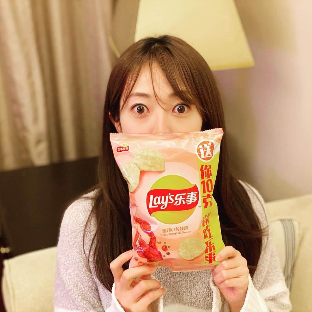 石沢綾子さんのインスタグラム写真 - (石沢綾子Instagram)「香辣小龙虾味🦞 ピリ辛ザリガニ味のLay's！ 国によって、食の嗜好が反映された色々なフレーバーがあっておもしろいなぁ😊 　  #石沢綾子 #アナウンサー #北京生活 #beijinglife  #lays #乐事  #小龙虾  #昔ロケで食べたウチダザリガニ #美味しかったな #肝心の味は #夫がほとんど食べてしまったため #食リポできるほど味わえず #こんにゃろめ」11月27日 23時58分 - ayako__ishizawa