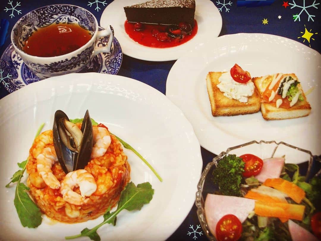 のインスタグラム：「こんばんは✨ クリスマスまで約１ヶ月、当店ではちょっと贅沢なメニューを紹介します。  　クリスマスコース 　　　　・本日の前菜 　　　　・サラダ 　　　　・シーフードリゾット 　　　　・本日のデザート 　　　　・コーヒー&紅茶  　　　　　　　　　税込￥2280   　前菜とデザートは日によってかわるのでお楽しみに😌そして18時以降は+200円でグラスワイン・ハイボールをつけられますのでオススメです。☺️  #cafe#coffee#tea#cake#sweets#tramcafe#japan #tokyo #ikebukuro#instalikes #instagood#like4likes#tagforlikes  #ケーキ#電車#喫茶店#トラムカフェ#池袋#西武#西武池袋本店 #東京カフェ #路面電車#11月#オススメ#コース#クリスマス#贅沢」