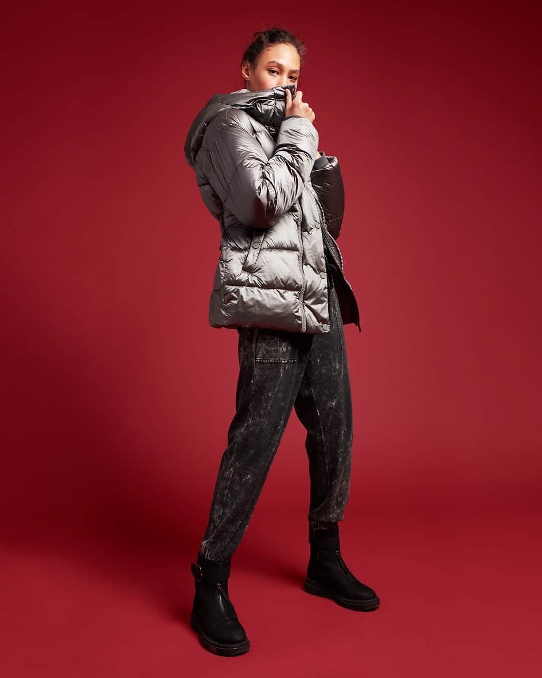 のインスタグラム：「Find your shine this holiday season. Shop the #DKNY look on DKNY.com. #DKNYSTATEOFMIND」