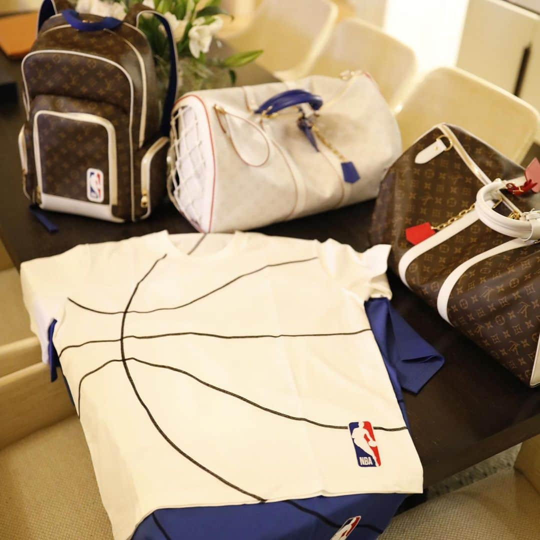 DJキャレドさんのインスタグラム写真 - (DJキャレドInstagram)「Thank you to my family! 🎁  I love bags 💼! Major bag alert 🚨  Secure the bag alert 🚨 Protec the bag alert 🚨 @LouisVuitton @nba alert 🚨」11月28日 0時00分 - djkhaled