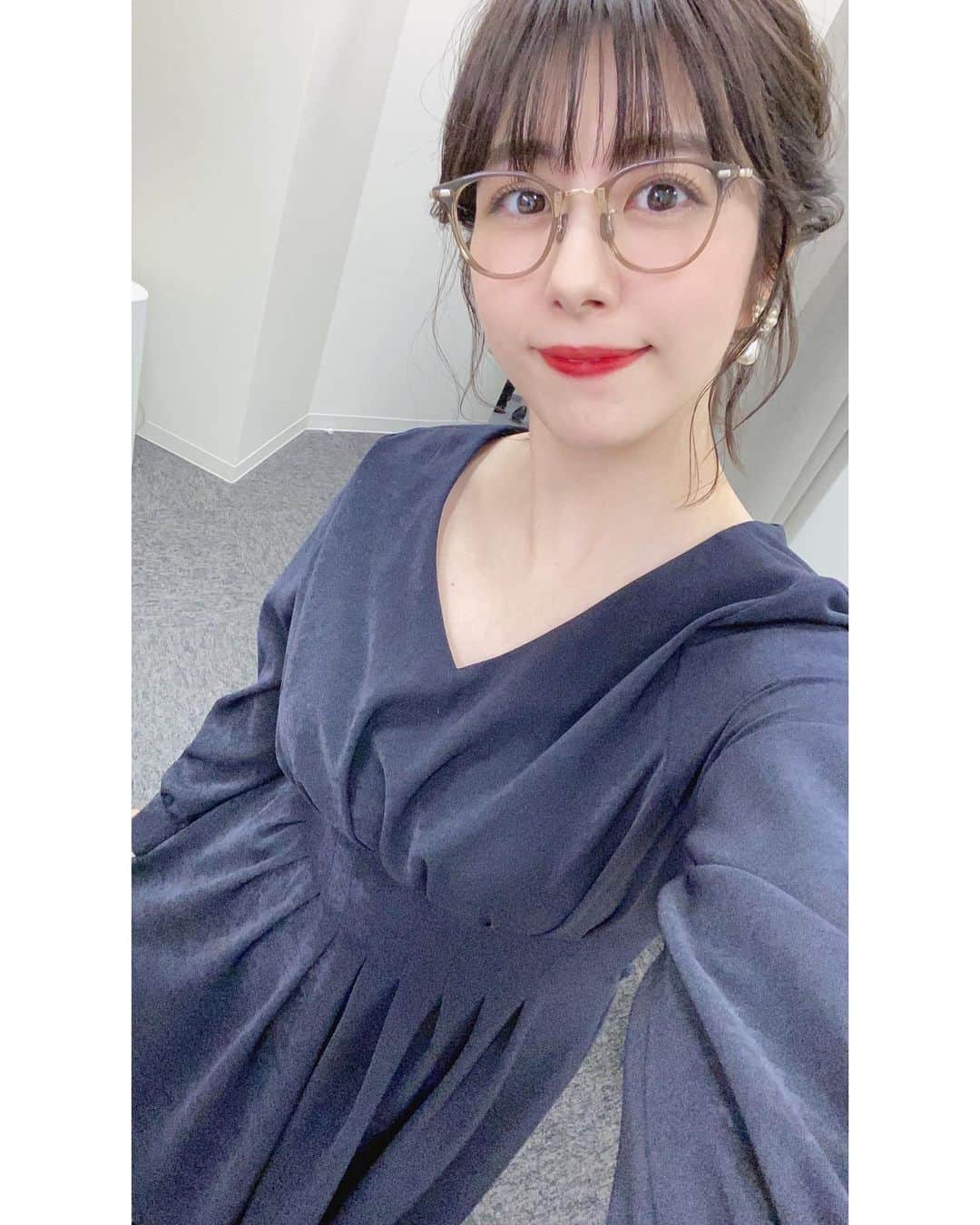 森山るりのインスタグラム：「. ミッドナイト競輪ありがとうございました☺︎ 今日は男性必見な回でした！笑 進行に集中してしまって 予想出すの忘れてた。。 次こそはボードに書きます✊🏻 . onepiece @and.couture」