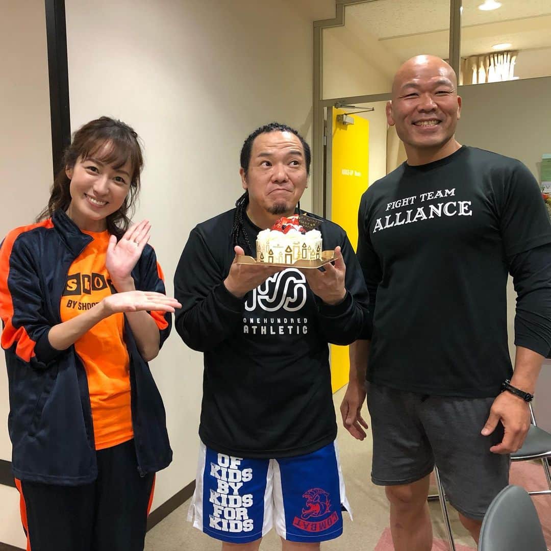 のインスタグラム：「月刊 格闘無双の記念すべき50回目の収録後に！ 誕生日のお祝いをしていただきました！  ありがとうございます！  確か去年は最速のお祝いで！ 今年は最後のお祝い！  どちらにしても！ スッカリ忘れているタイミングでサプライズにガッチリハマり嬉しくて仕方なかった！  TK（高阪剛 選手）presents 自宅で出来る簡単フィットネスコーナー…  簡単でもなければ！ 最近は出来なきゃ罰ゲームと言われ必死でやってますが… 心の中では…「これが既に罰ゲームだと思います」って思いながらやってます！ww  ふざけてないです！ 必死に堪えるとこんな表情になるんです！  スタッフも何故かいつも笑ってます！  …もう何回このコーナーやってるんだろう…  どんだけバージョンあるの？ どうやらまだまだあるらしい…。 恐るべし。  #サムライtv  #月刊格闘無双   #高阪剛 選手  #及川奈央 ちゃん  #やべきょうすけ   相変わらず格好だけは一人前！  上は先日のRIZIN LIVEの時に#宇野薫 選手にいただき！ 早速、着てみた！ 下は、いつもお世話になってる#mobstyles のパンツ  宇野薫×MOBSTYLES や、やべーッ‼︎ 修斗じゃん‼︎  いゃ！ 修斗は修斗でも！ 分かる人には…コレやべーコラボじゃん！ってなるやつ！ww  ドレッドで、この格好でやってたらスタッフや高阪さんに、MMAの外国人選手にいそう！って言われたが…  こんな弱そうな選手はいません！ww どっかの選手のモノマネしてるか、どっかの選手に憧れて格好だけ真似してる奴！…ってのが丁度いいぐらいでしょう！ww  ちなみに！ ケーキは一人で2日に分けて完食させていただきました！ww」