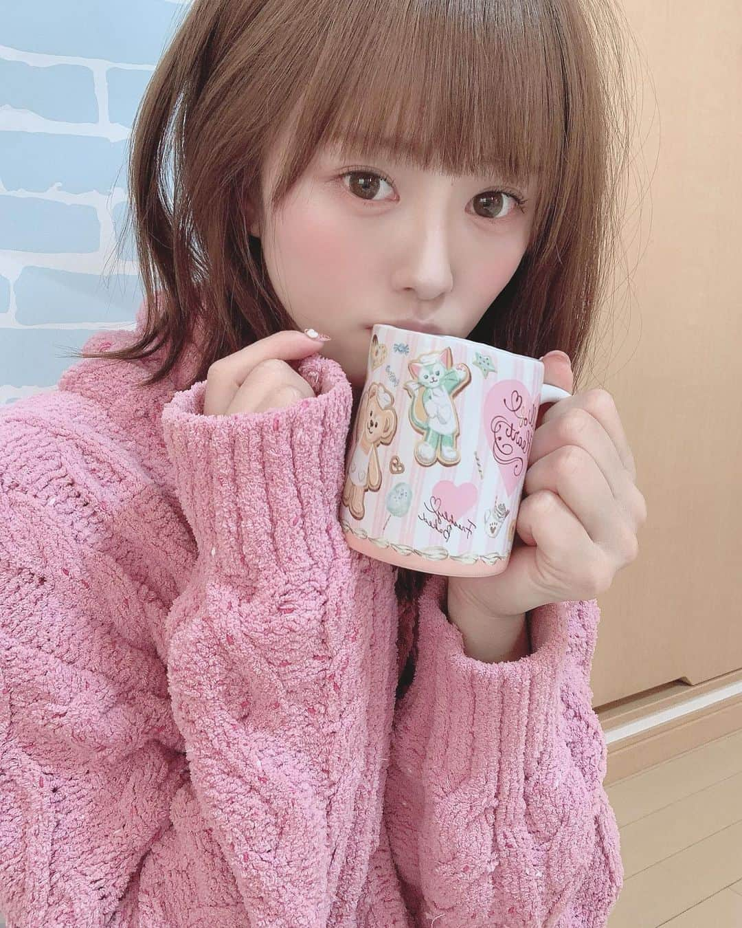 葉月沙耶さんのインスタグラム写真 - (葉月沙耶Instagram)「寒い朝に暖かいココア飲むのって幸せだよね(ᐡ｡• · •｡ᐡ)♡  ぽかぽかっっ𓈒 𓂂𓏸‪‪❤︎‬  #お家カフェ #お家デート #彼女感 #ジェラピケ #ジェラピケパジャマ #モコモコパジャマ #モコモコ #ピンクコーデ #寝起き女子 #寝起き #寝起き顔 #すっぴんメイク #ボサボサヘアー #ボサボサ #パジャマ #잠옷 #잠옷파티 #pajamas #睡衣」11月28日 0時04分 - sayapon_310