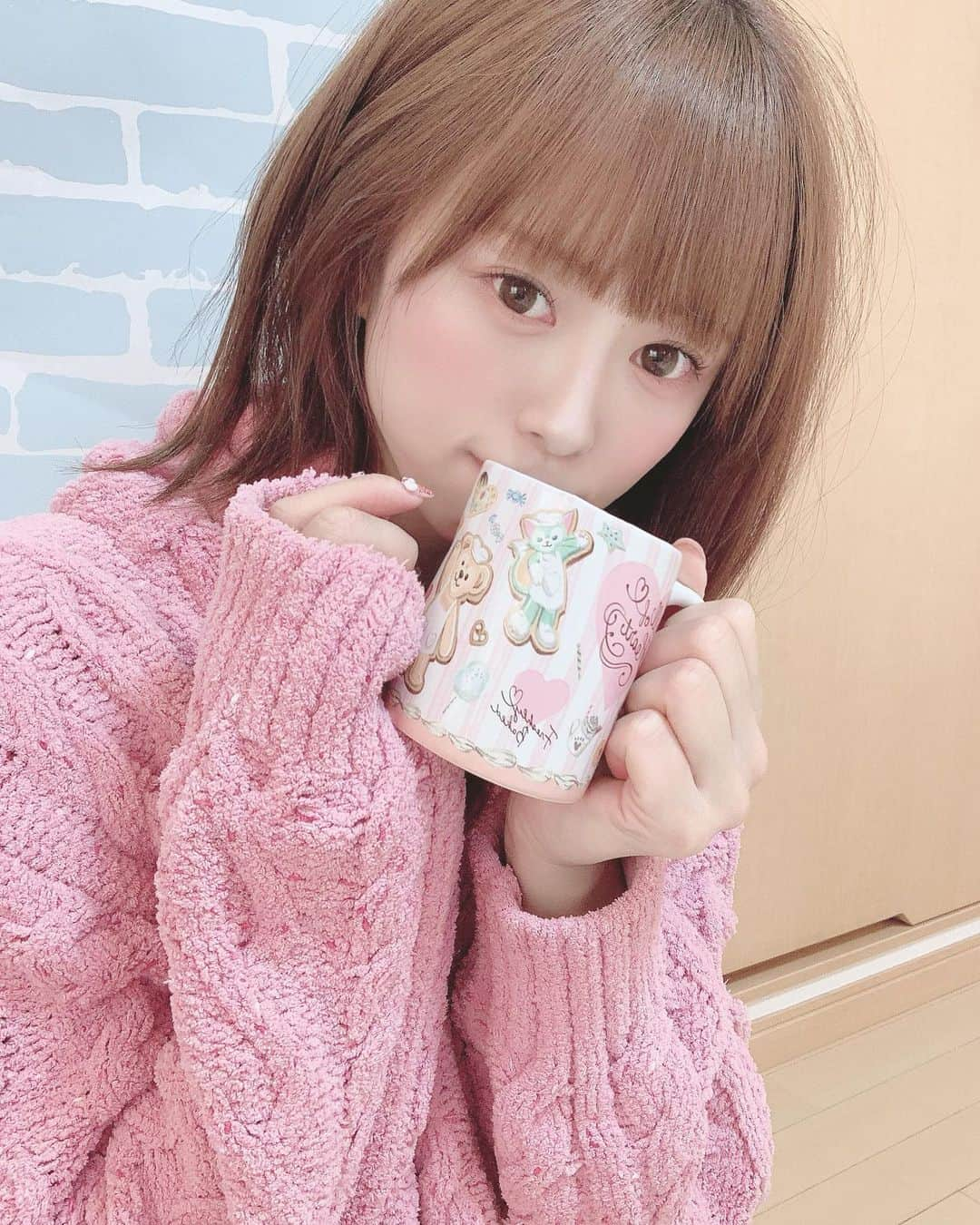 葉月沙耶さんのインスタグラム写真 - (葉月沙耶Instagram)「寒い朝に暖かいココア飲むのって幸せだよね(ᐡ｡• · •｡ᐡ)♡  ぽかぽかっっ𓈒 𓂂𓏸‪‪❤︎‬  #お家カフェ #お家デート #彼女感 #ジェラピケ #ジェラピケパジャマ #モコモコパジャマ #モコモコ #ピンクコーデ #寝起き女子 #寝起き #寝起き顔 #すっぴんメイク #ボサボサヘアー #ボサボサ #パジャマ #잠옷 #잠옷파티 #pajamas #睡衣」11月28日 0時04分 - sayapon_310