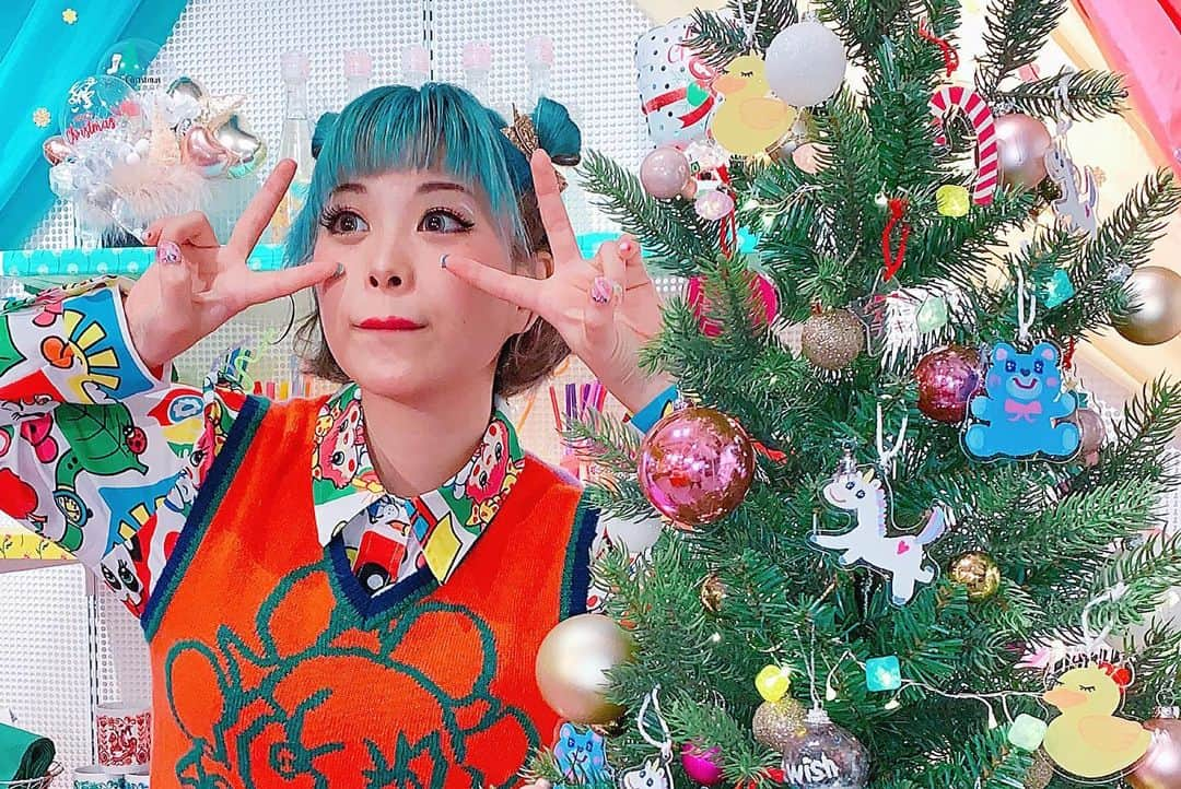 紅林大空さんのインスタグラム写真 - (紅林大空Instagram)「🎄🦄🐣 渋谷LOFT 1階にて、シャンメリーストアが特別開催中です♡ 今年は試飲できませんが😭プチプラで美味しいシャンメリー がずらっと並んで選び放題ですよ〜！🌈 ⋆ 期間中は架空のシャンメリー喫茶 『スーパーラッキィ』の フォトスポットが出現しています。 カラフルPOPで最高に可愛いです💕 ⋆ 会場内で流れているシャンメリーフロートを作る動画はLOFT公式アプリでも視聴できますよん🥰 ⋆ 期間は2020年12月6日まで☺︎ 写真は私のイラストで飾られた クリスマスツリーです💖🎄かわゆ ⋆ #シャンメリーストアshibuya #シャンメリーストア #渋谷LOFT #スーパーラッキィ」11月28日 0時04分 - kurebayashiii