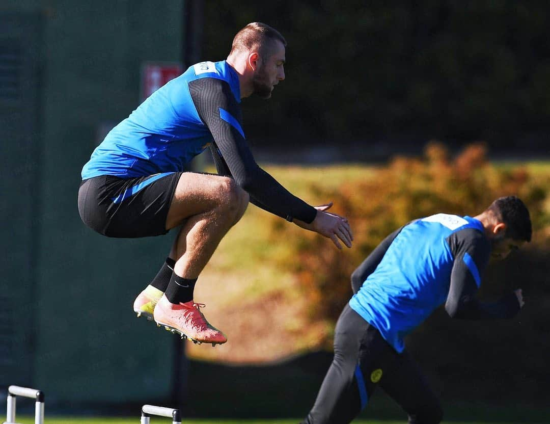 インテルナツィオナーレ・ミラノさんのインスタグラム写真 - (インテルナツィオナーレ・ミラノInstagram)「TRAINING 🏃 A final session before Sassuolo vs. Inter. Big shift, boys! #Inter #InterXLenovo #training @lenovo @lenovoitalia」11月28日 0時07分 - inter