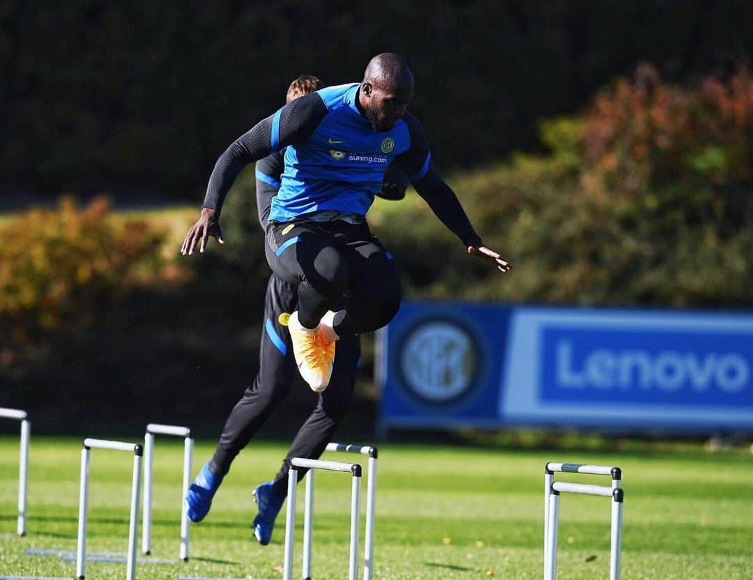 インテルナツィオナーレ・ミラノさんのインスタグラム写真 - (インテルナツィオナーレ・ミラノInstagram)「TRAINING 🏃 A final session before Sassuolo vs. Inter. Big shift, boys! #Inter #InterXLenovo #training @lenovo @lenovoitalia」11月28日 0時07分 - inter