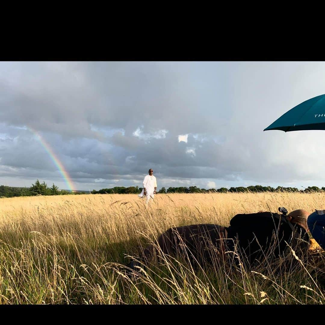 タイリース・ギブソンさんのインスタグラム写真 - (タイリース・ギブソンInstagram)「That really happened...... We scheduled a Photoshoot in London.... Woke up to heavy rain and overcast.... Then suddenly the biggest rainbow ever was in the sky..... I think God winked at me again and said remain calm... I got you..... #FavorAintFair shout to photographer LEGEND @kwakualston we had a blast..... Same photographer who did the #WakandaMovieCover and the LionKingMovie with Queen @beyonce he’s out here shifting culture one photo at time and I was honored to shoot with this legend! Happy holidays big bro cheers to 10+ years of brotherhood!」11月28日 0時08分 - tyrese