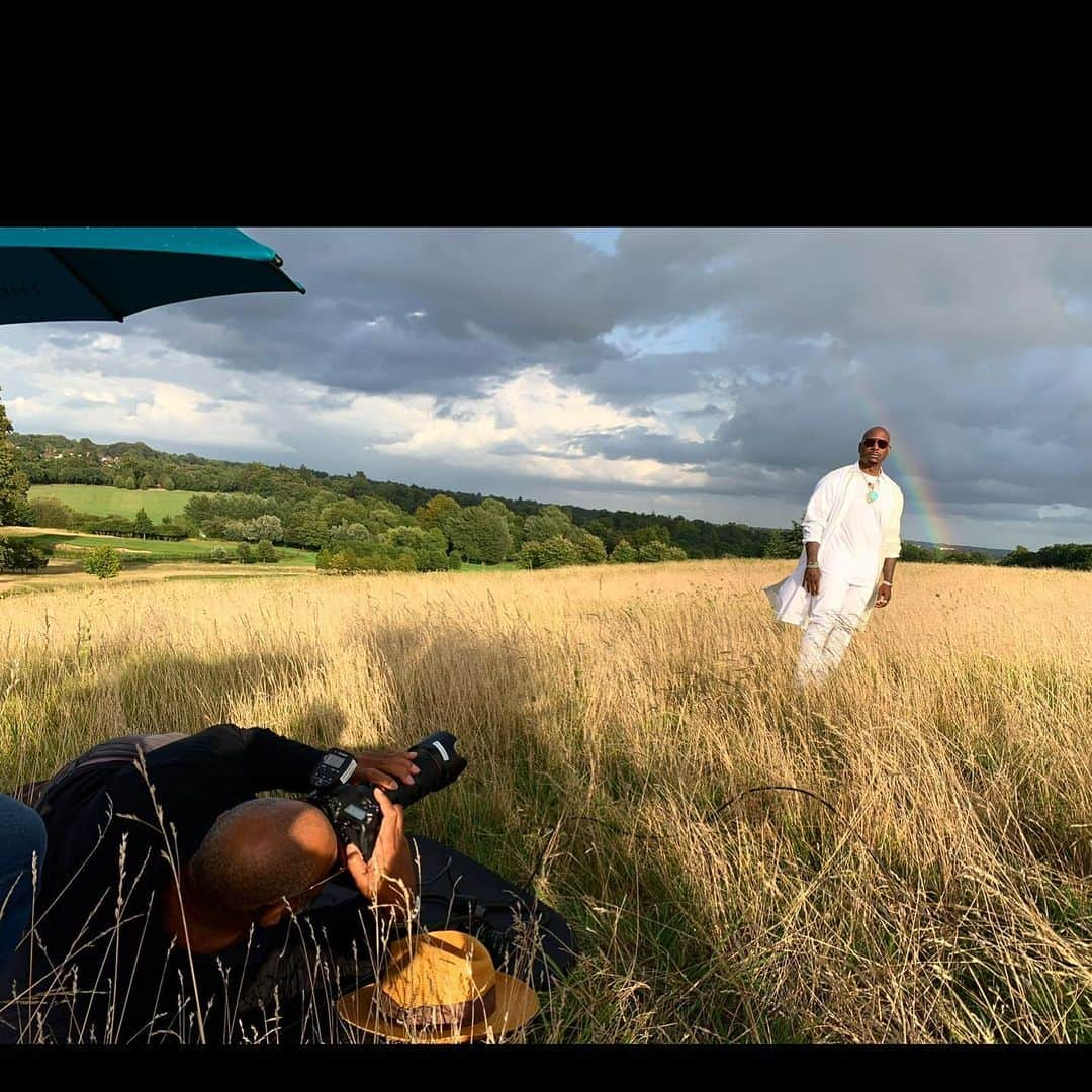 タイリース・ギブソンさんのインスタグラム写真 - (タイリース・ギブソンInstagram)「That really happened...... We scheduled a Photoshoot in London.... Woke up to heavy rain and overcast.... Then suddenly the biggest rainbow ever was in the sky..... I think God winked at me again and said remain calm... I got you..... #FavorAintFair shout to photographer LEGEND @kwakualston we had a blast..... Same photographer who did the #WakandaMovieCover and the LionKingMovie with Queen @beyonce he’s out here shifting culture one photo at time and I was honored to shoot with this legend! Happy holidays big bro cheers to 10+ years of brotherhood!」11月28日 0時08分 - tyrese